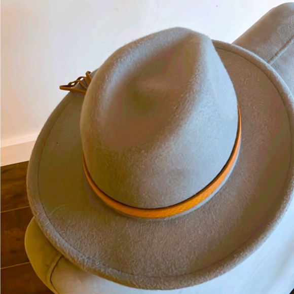 Grey hat with removable tassel - Picture 2 of 4